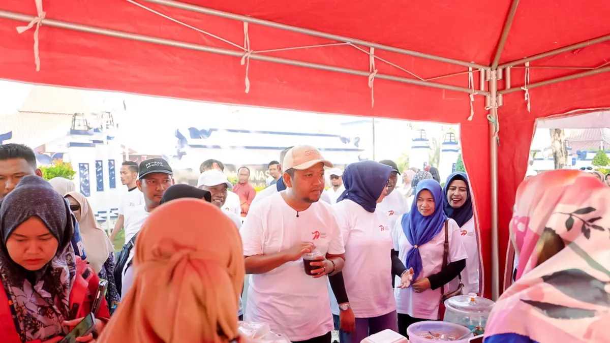 MERAKYAT: Wabup Sampang mengunjungi stand UMKM di bazar murah di Alun-Alun Trunojoyo Sampang, Minggu (26/7).