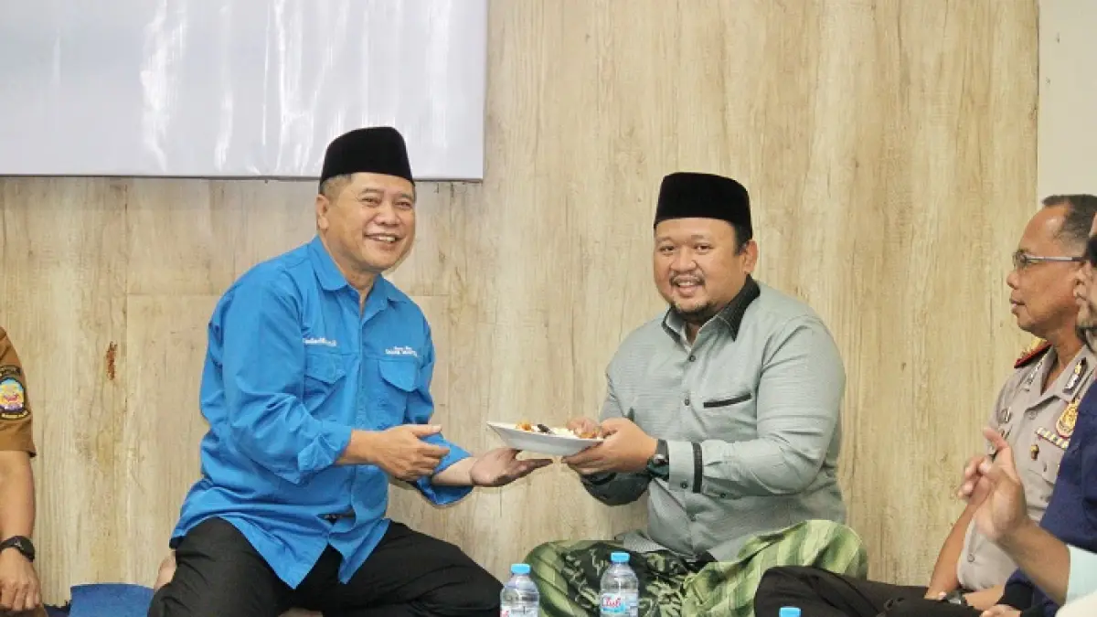 AKRAB: Direktur JPRM Abdul Aziz memberikan potongan tumpeng kepada anggota DPR RI Dapil Madura H. Hasani Bin Zuber.