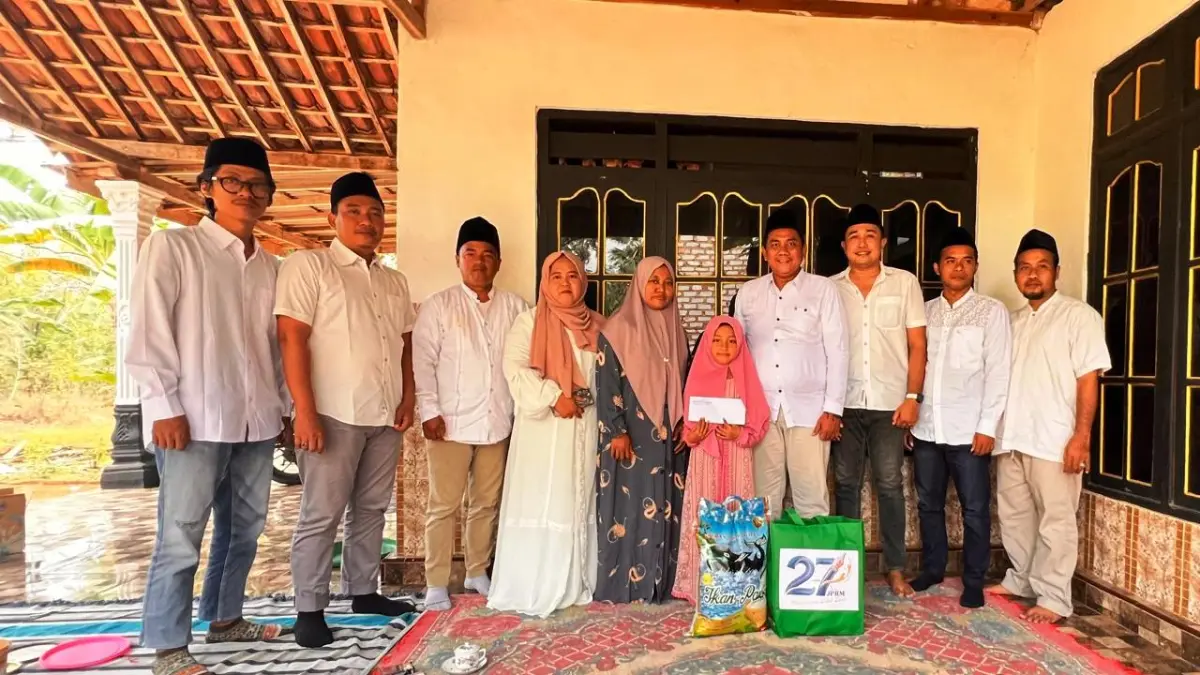 BERBAGI: Kru JPRM Biro Sumenep memberikan santunan pada Mikayla Afkarina Putri di Desa Nyabakan, Kecamatan Batang-Batang, Sumenep, Senin (27/7).