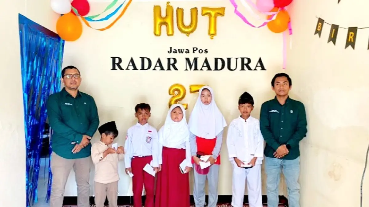 BERBAGI: Wakil Kepala JPRM Biro Sampang Darul Hakim (kanan) didampingi AE Sukarno saat pemberian santunan anak yatim di kantor JPRM Biro Sampang, Senin (27/7). (AYU LATIFAH/JPRM)