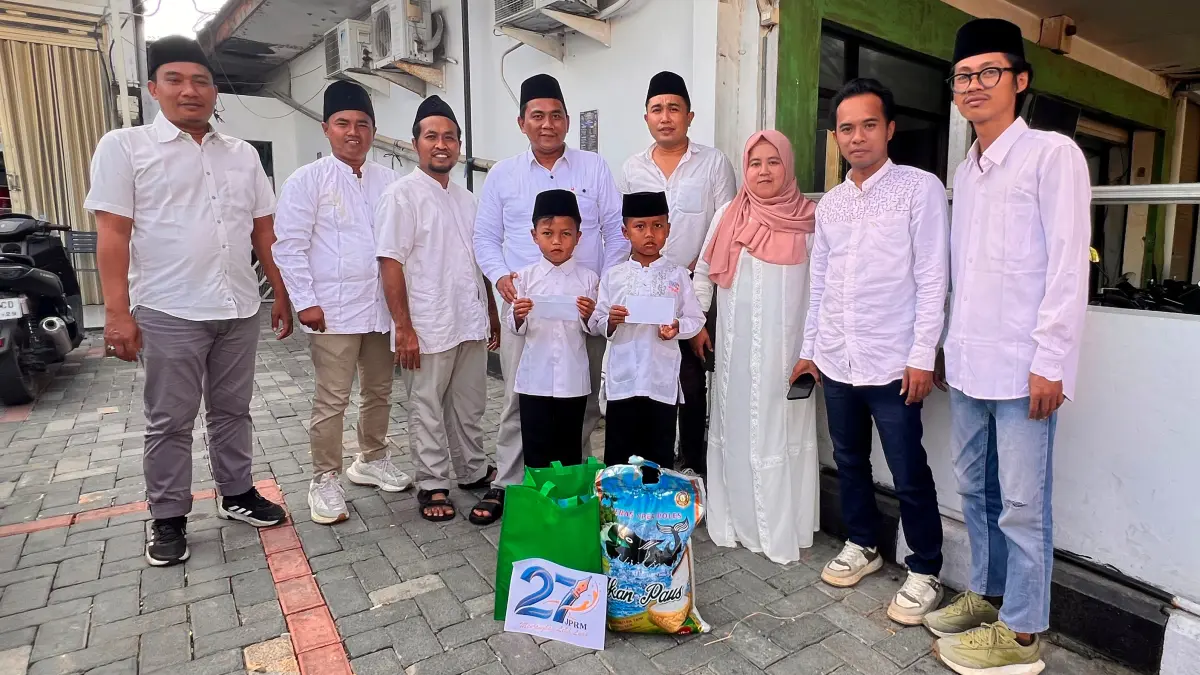BERDERMA: Kru JPRM Biro Sumenep memberikan santunan pada Moh. Norrohman Alfan Ramadhan dan Moh. Said Nuruddin Syarif di Desa Lenteng Timur, Kecamatan Lenteng, Sumenep, kemarin.