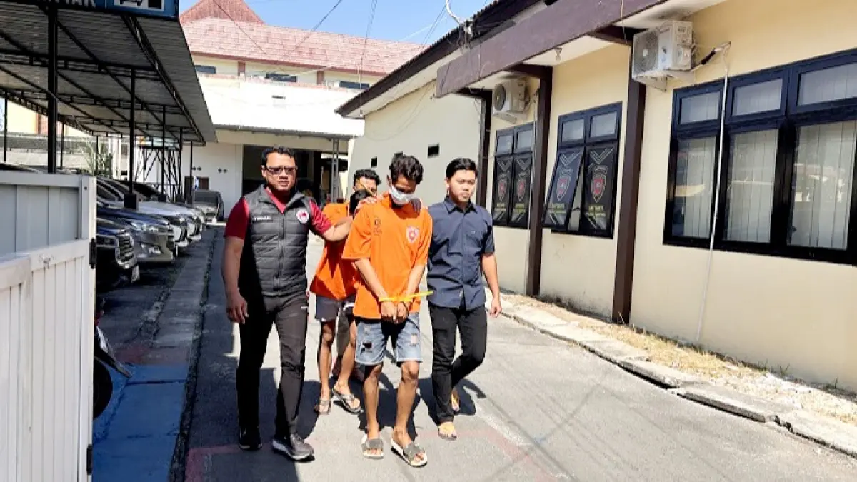 DIAMANKAN: Dua terduga pelaku penyalahgunaan okerbaya digiring ke Rutan Polres Sampang usai diperiksa oleh Satnarkoba Polres Sampang, Jumat (24/7). (UBAIDILLAHIR RA’IE/JPRM)