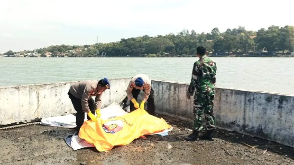 DIEVAKUASI: Polisi mengevakuasi mayat yang ditemukan mengapung di perairan depan Dermaga Lanal Batuporon, Kecamatan Kamal, Bangkalan, Senin (27/7). (KASATPOLAIRUD POLRES BANGKALAN UNTUK JPRM)