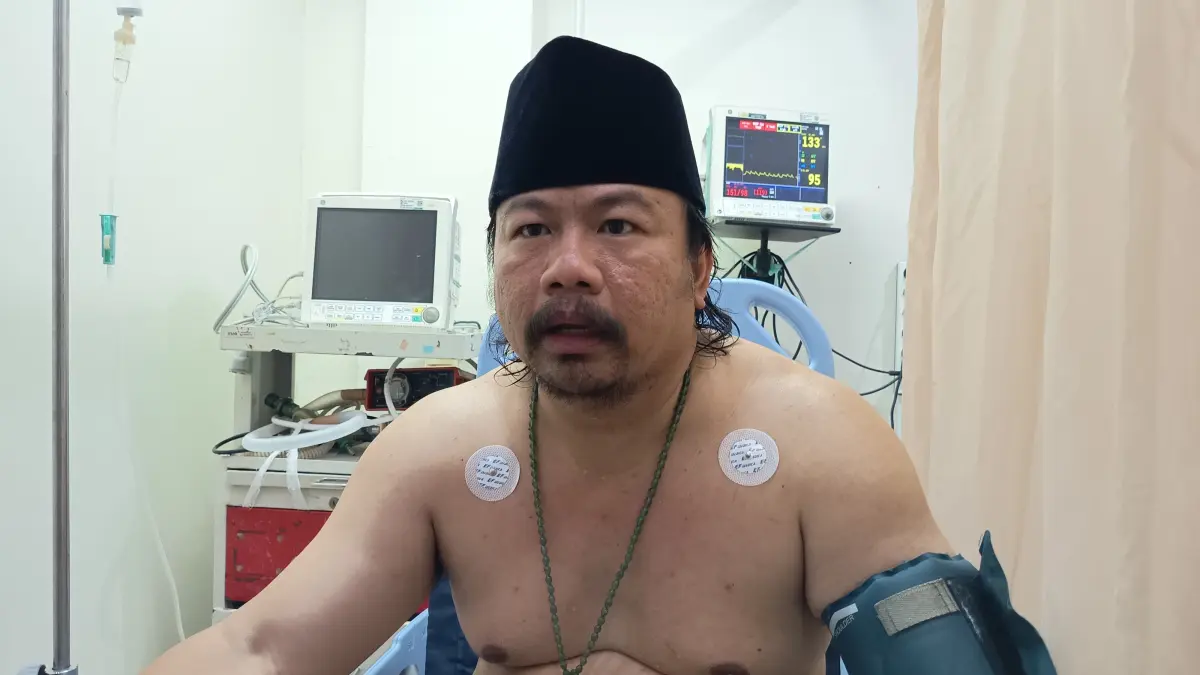 DIRAWAT: Korban penembakan di Desa Berbuluk, Kecamatan Arosbaya menjalani perawatan di RSUD Syamrabu Bangkalan, Senin (27/7). (ZEINAL ABIDIN)