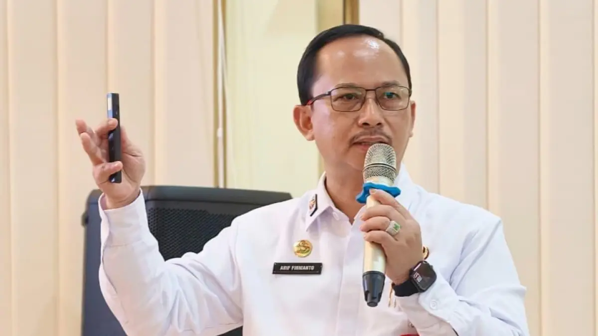 FOKUS: Kepala Bappeda Sumenep Arif Firmanto (kanan) saat mengisi sebuah kegiatan.