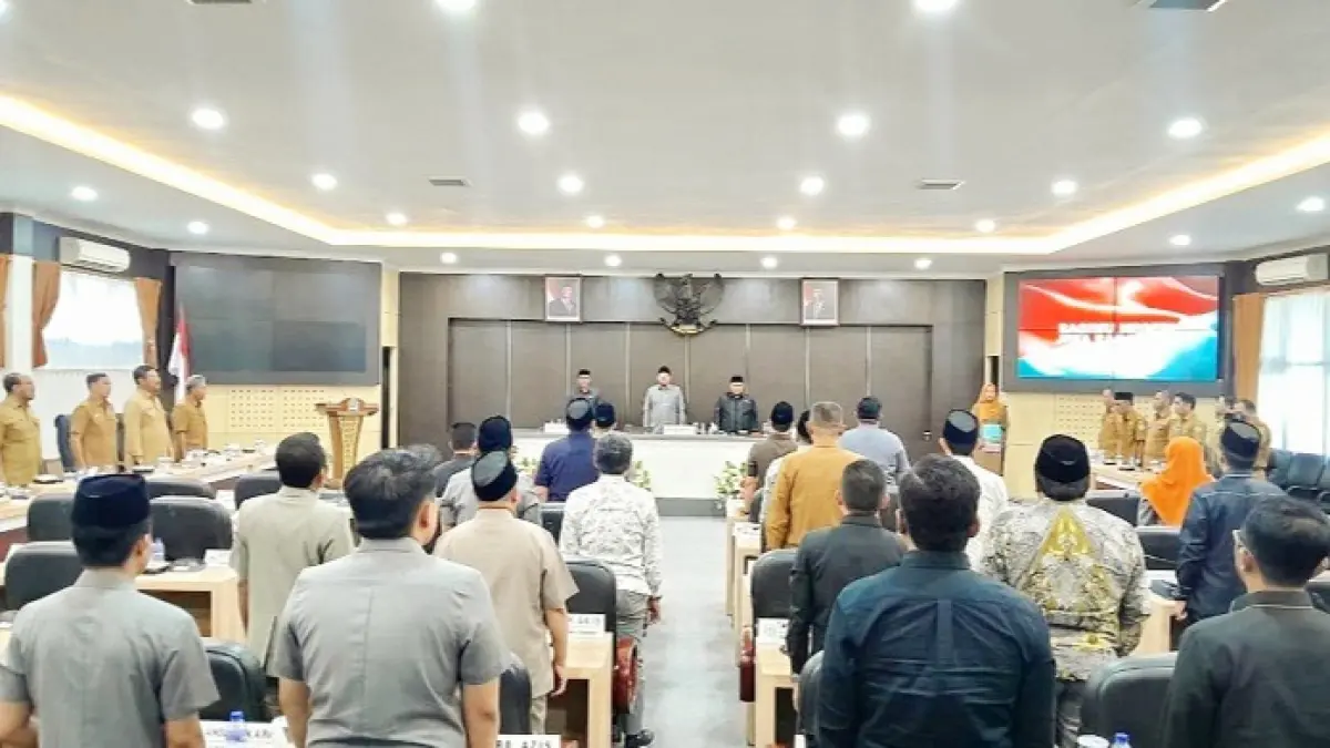 KHIDMAT: DPRD Pamekasan sukses menggelar rapat paripurna dengan agenda Penyampaian Pendapat Akhir Fraksi-Fraksi DPRD mengenai Raperda tentang Pertanggungjawaban Pelaksanaan APBD 2025, Senin (27/7). (M. KHOLIL RAMLI/JPRM)