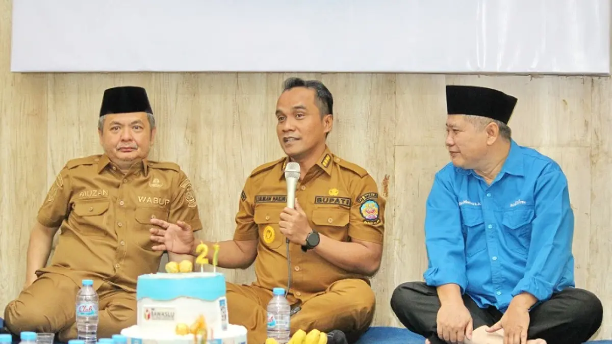KOMITMEN: Bupati Bangkalan Lukman Hakim (pegang mik) bersama Direktur JPRM Abdul Aziz (kanan) dan Wabup Bangkalan Moch. Fauzan Ja