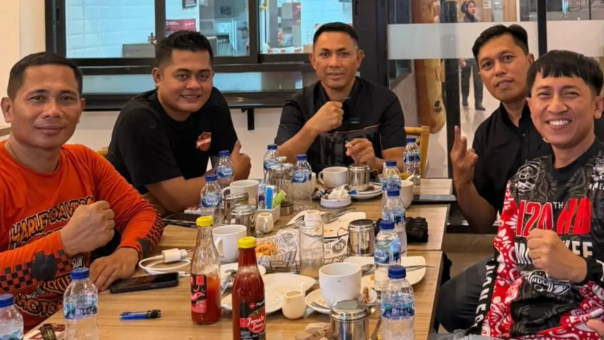 KOMPAK: Sekjen HDCI Madura H. Salman Al Farisy foto bersama dengan pengurus usai pembentukan di Hotel Azana Style Pamekasan. (HDCI MADURA UNTUK JPRM)