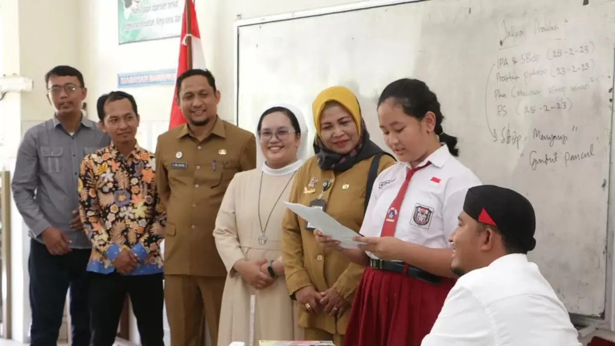 MERAKYAT: Bupati Sumenep Achmad Fauzi Wongsojudo saat mengunjungi Sekolah Dasar Katolik (SDK) Sang Timur, Desa Pabian Kecamatan Kota beberapa waktu lalu.