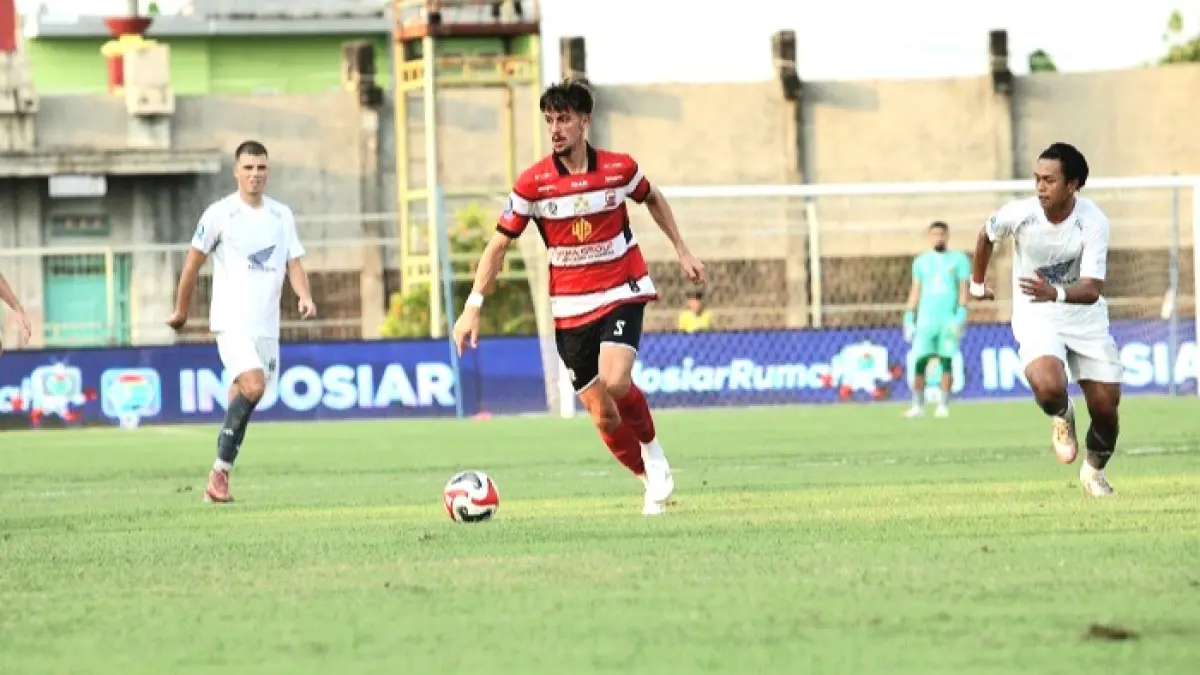MOTOR SERANGAN: Kerim Palic menguasai bola saat Madura United menjamu PSM Makassar di Stadion Gelora Bangkalan, Sabtu (23/5). (VIVIN AGUSTIN HARTONO/JPRM)