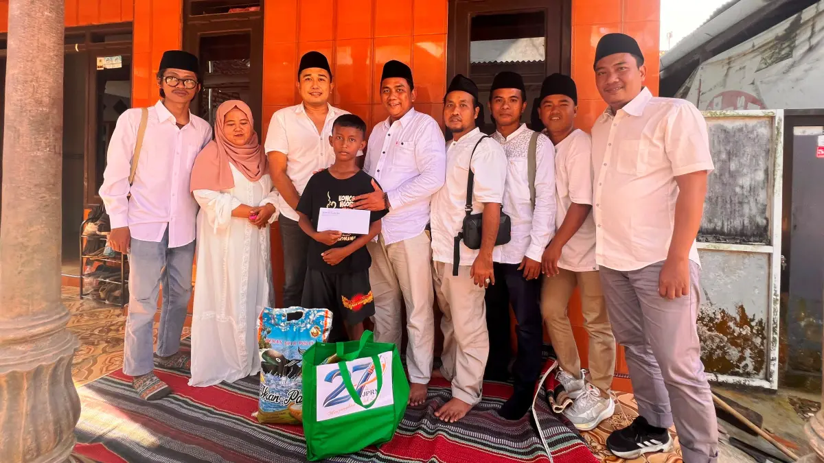 PEDULI: Kru JPRM Biro Sumenep menyerahkan santunan pada Zidan di Desa Parsanga, Kecamatan Kota Sumenep,&nbsp; Senin (27/7).