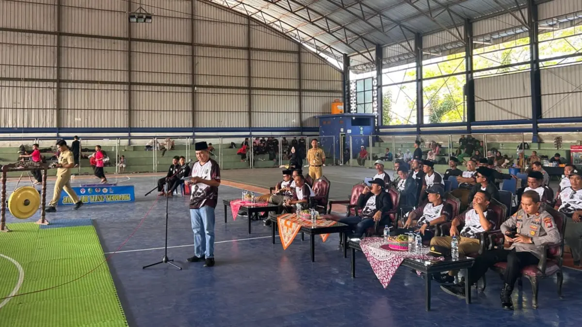RESMI: Asisten I Setkab Sampang Sudarmanta saat membuka kegiatan kompetisi Pencak Silat Sate Cup 2026, di Gor Indor Sampang, Senin (27/7). (UBAIDILLAHIR RA’IE/JPRM)