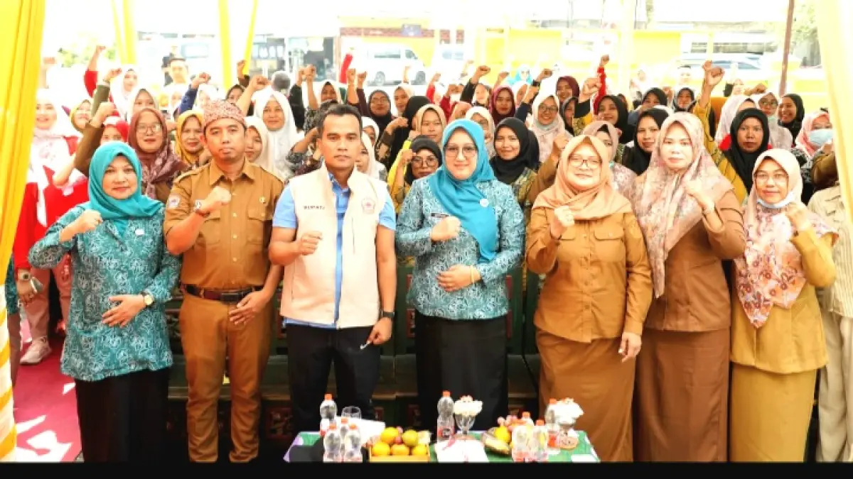 SATUKAN TEKAD: Bupati Bangkalan Lukman Hakim (tiga dari kiri) didampingi istrinya, Lutfiana Lukman Hakim (tengah), berfoto bersama peserta acara kampanye gerakan cegah stunting di halaman kantor dinkes, Selasa (28/7). (PROKOPIM UNTUK JPRM)