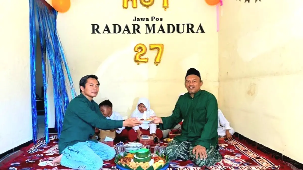 SIMBOLIS: Wakil Kepala JPRM Biro Sampang Darul Hakim (kiri) saat memberikan potongan tumpeng kepada Ustad Suadi dalam rangka merayakan HUT Ke-27 JPRM di kantor JPRM Biro Sampang Senin (27/7). (AYU LATIFAH/JPRM)