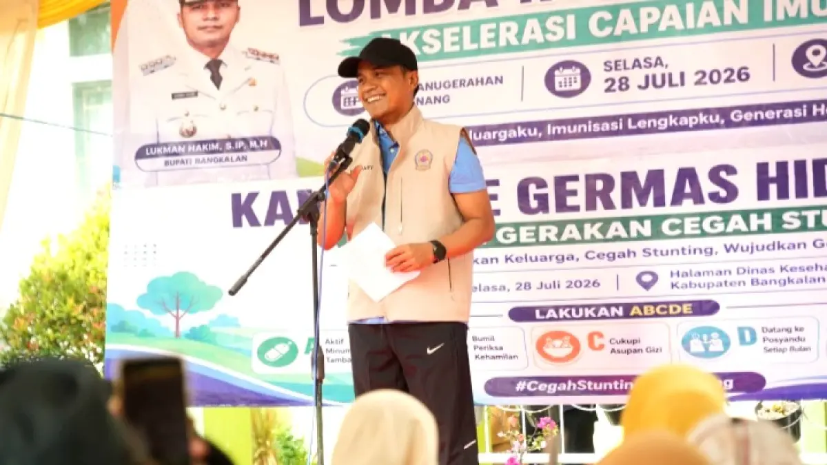 VISIONER: Bupati Bangkalan Lukman Hakim menyampaikan sambutan dalam acara kampanye gerakan cegah stunting di halaman kantor dinkes, Selasa (28/7). (PROKOPIM UNTUK JPRM)