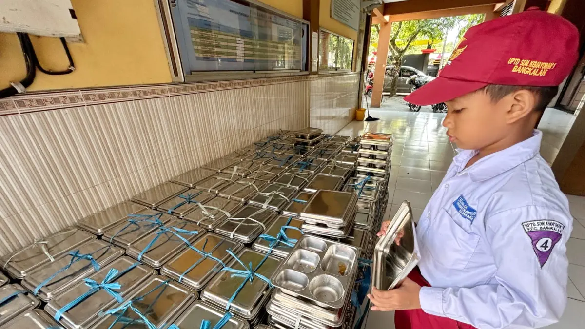 AMAN: Siswa SDN Kemayoran 1, Bangkalan mengecek ompreng sebelum dikembalikan ke pihak dapur, Senin (13/7).
