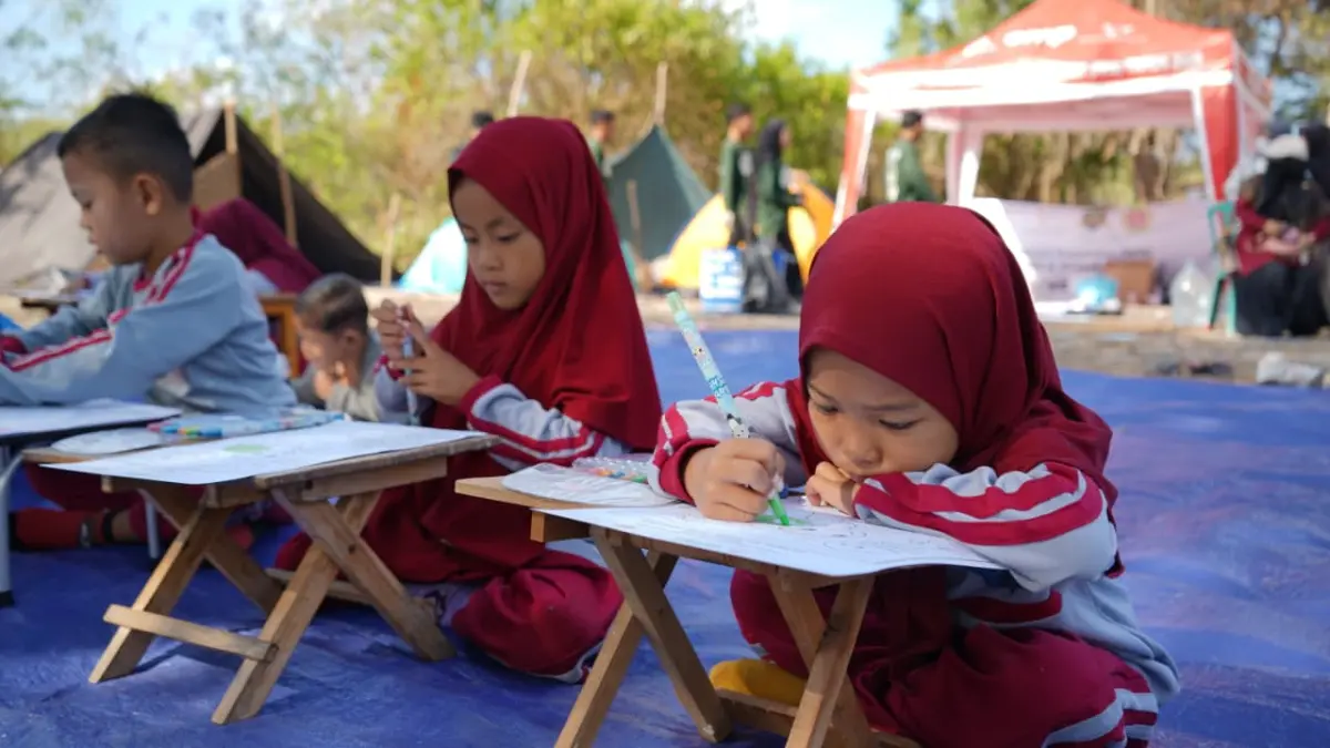 ANTUSIAS: Anak TK mengikuti lomba mewarnai dalam rangka memperingat Hari Mangrove se-Dunia di Pulau Pagerungan Besar, Kecamatan Sapeken, Sumenep, Minggu (26/7).