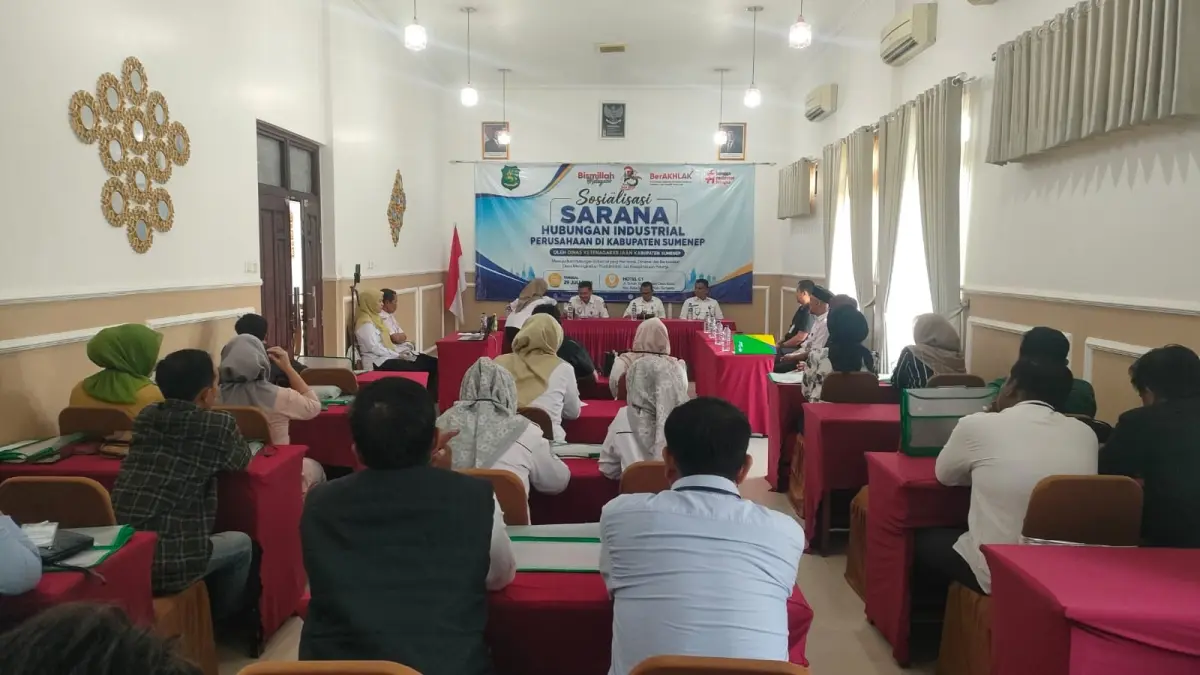 ANTUSIAS: Peserta antusias mengikuti sosialisasi Sarana Hubungan Industrial yang digelar Disnaker Sumenep di Hotel C1, Rabu (29/7).