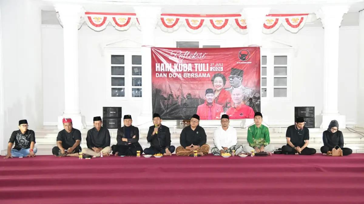 BERJALAN LANCAR: Ketua DPC PDI Perjuangan Sumenep Achmad Fauzi Wongsojudo (pegang mikrofon) memberikan sambutan saat memperingati Hari Kuda Tuli 2026 di halaman Kantor DPC PDI Perjuangan, Desa Babbalan, Kecamatan Batuan, Senin (27/7).