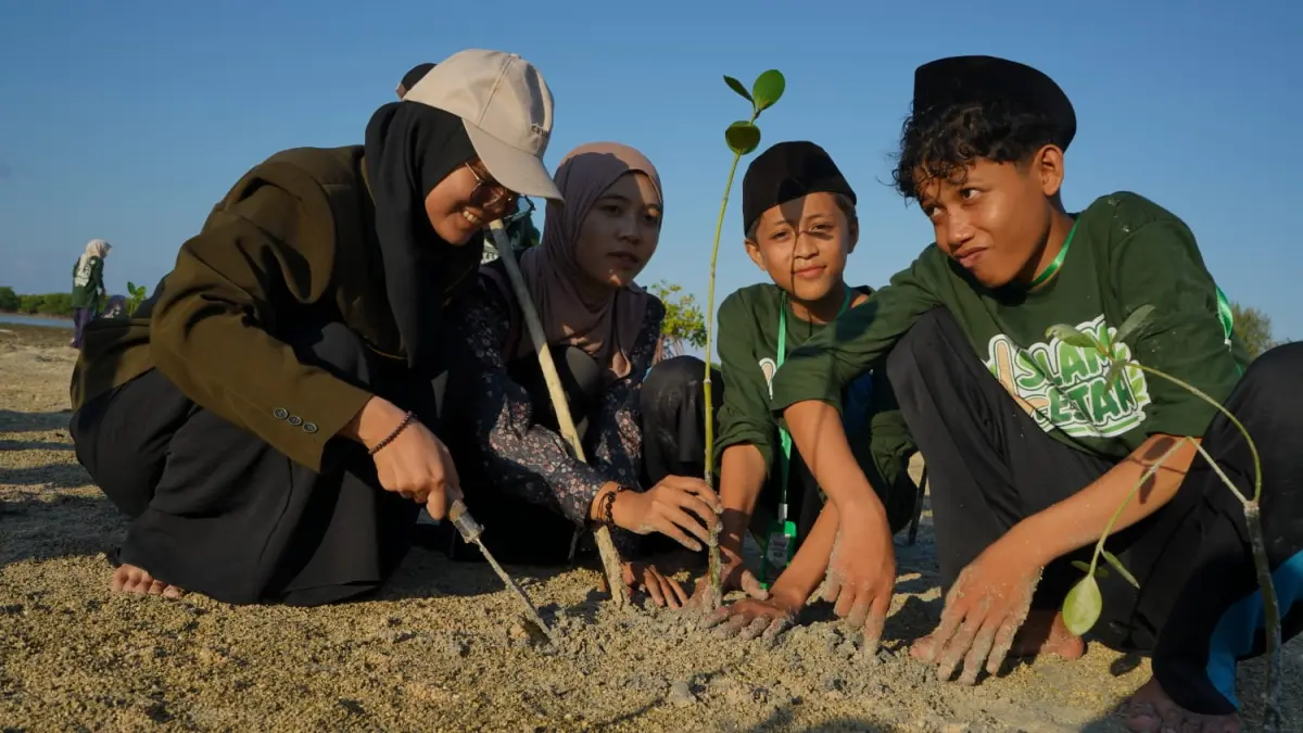 CINTA LINGKUNGAN: Mahasiswa dan pelajar terlibat dalam Gerakan Aksi Tanam Mangrove dalam rangka memperingat Hari Mangrove se-Dunia di Pulau Pagerungan Besar, Kecamatan Sapeken, Sumenep, Minggu (26/7).