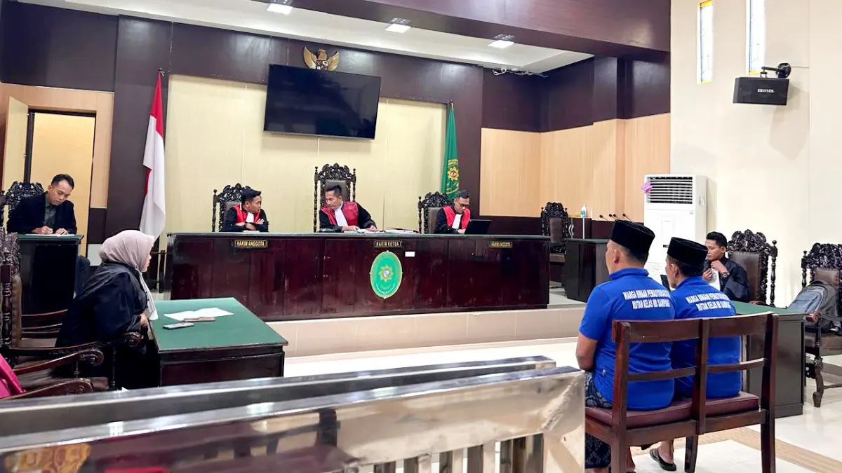 DIADILI: Dua terdakwa perkara penyalahgunaan narkotika Sahudri dan Sulhan mengikuti sidang putusan di Pengadilan Negeri Sampang, Rabu (22/7). (UBAIDILLAHIR RAIE/JPRM)