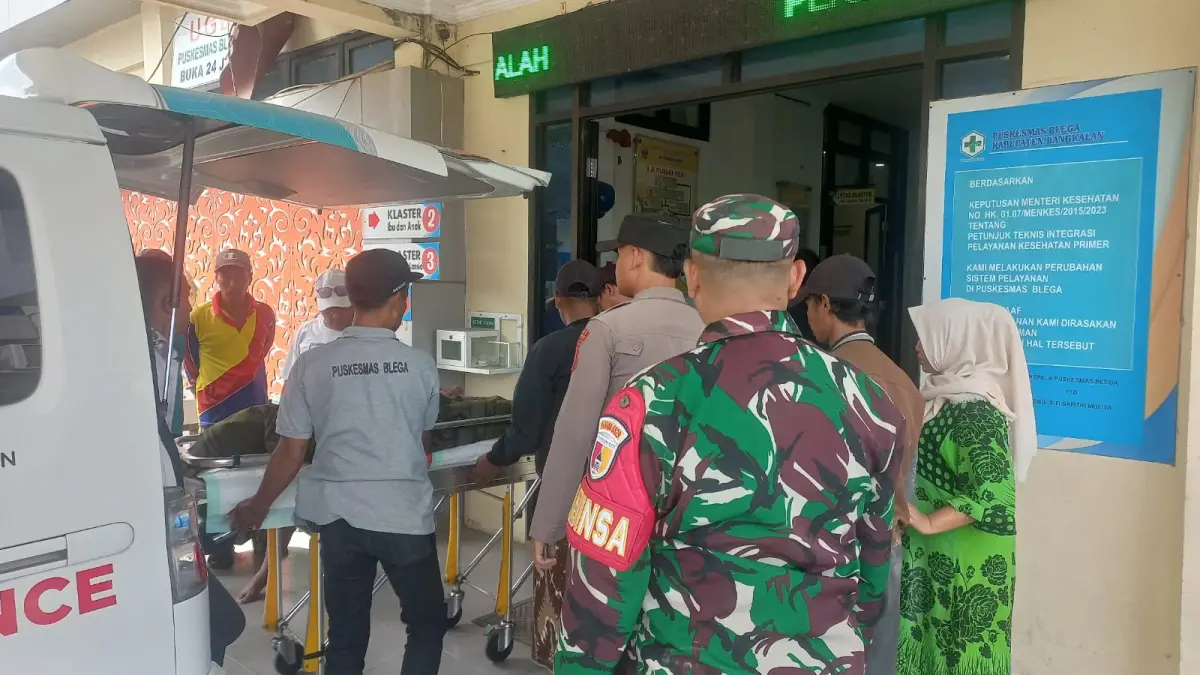 DIEVAKUASI: Petugas Koramil Blega membawa jenazah HA ke Puskesmas Blega, Senin (27/7).&nbsp;