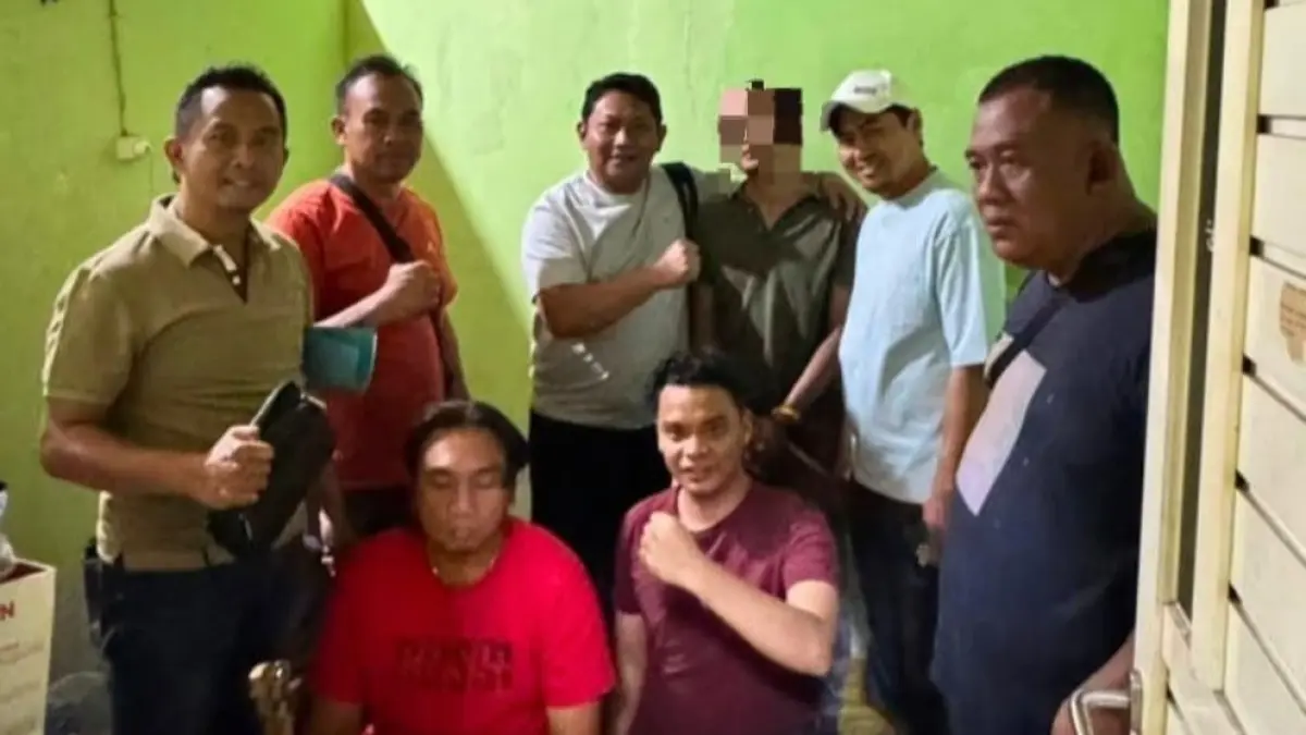 DIRINGKUS: Anggota Satreskrim Polres Pamekasan berfoto dengan MLA yang kini ditetapkan sebagai tersangka kasus dugaan penipuan, Sabtu (25/7).