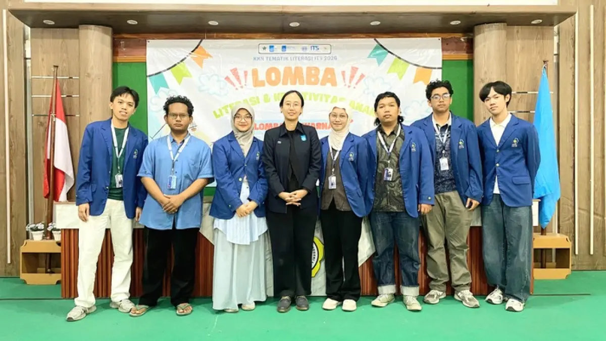 GENERASI EMAS: Tim KKN Tematik Literasi ITS berfoto bersama usai melaksanakan kegiatan di Aula SMAN 1 Bangkalan, Minggu (26/7). (RAMA MAHESA RAJA UNTUK JPRM)