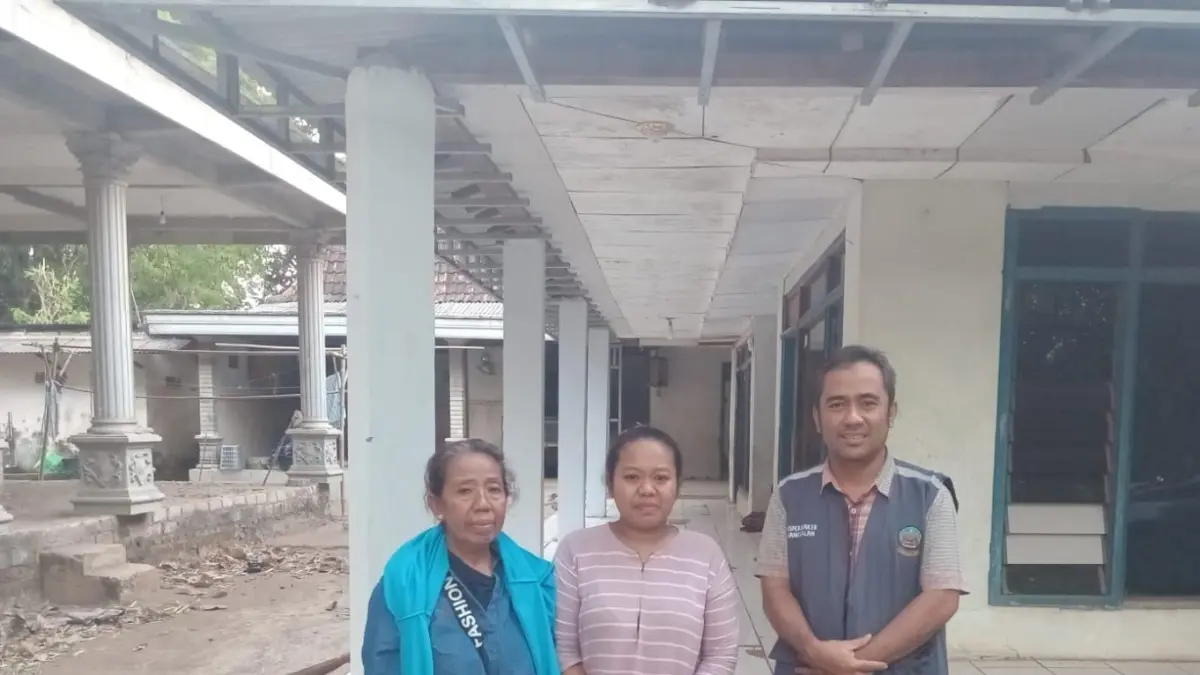ILEGAL: Petugas disperinaker mengantarkan PMI asal Bangkalan, Maryam, ke rumahnya di Desa Alang-alang, Kecamatan Tragah, Bangkalan, Jum’at (24/7).