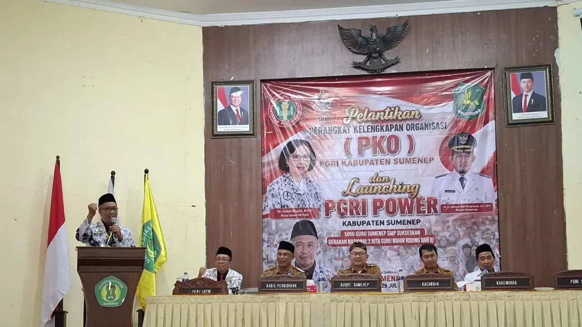 KOMITMEN: Ketua PGRI Kabupaten Sumenep, Karim saat memberikan sambutan dalam acara pelantikan PKO dan Launching PGRI Power di Graha Kemahasiswaan UPI Sumenep, Selasa (28/7).