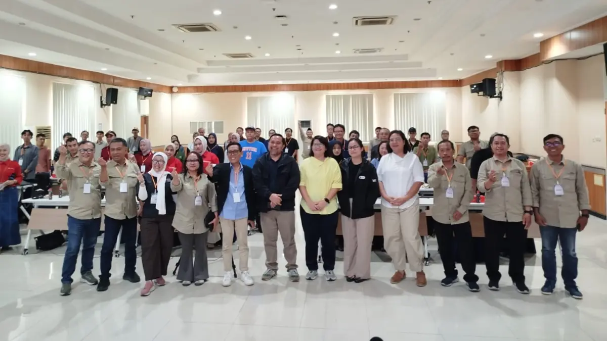 KOMPAK: Para narasumber bersama panitia dan peserta foto bersama saat pembukaan seminar dan raker AMSI Jatim di kantor Diskominfo Jatim, Surabaya, (29/7).