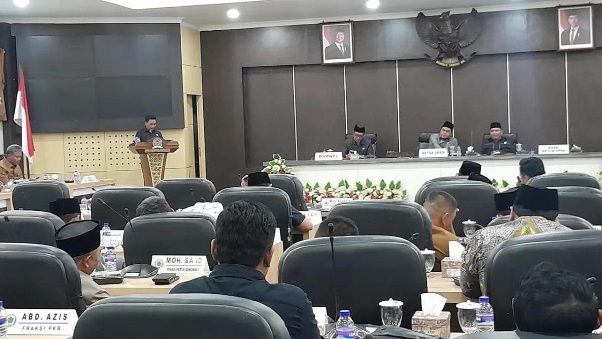 KRITIS: Sekretaris Fraksi PKB DPRD Pamekasan Moh. Hasyim Asyari menyampaikan pandangan akhir fraksi dalam sidang paripurna Raperda Pertanggungjawaban Pelaksanaan APBD 2025, Senin (27/7).