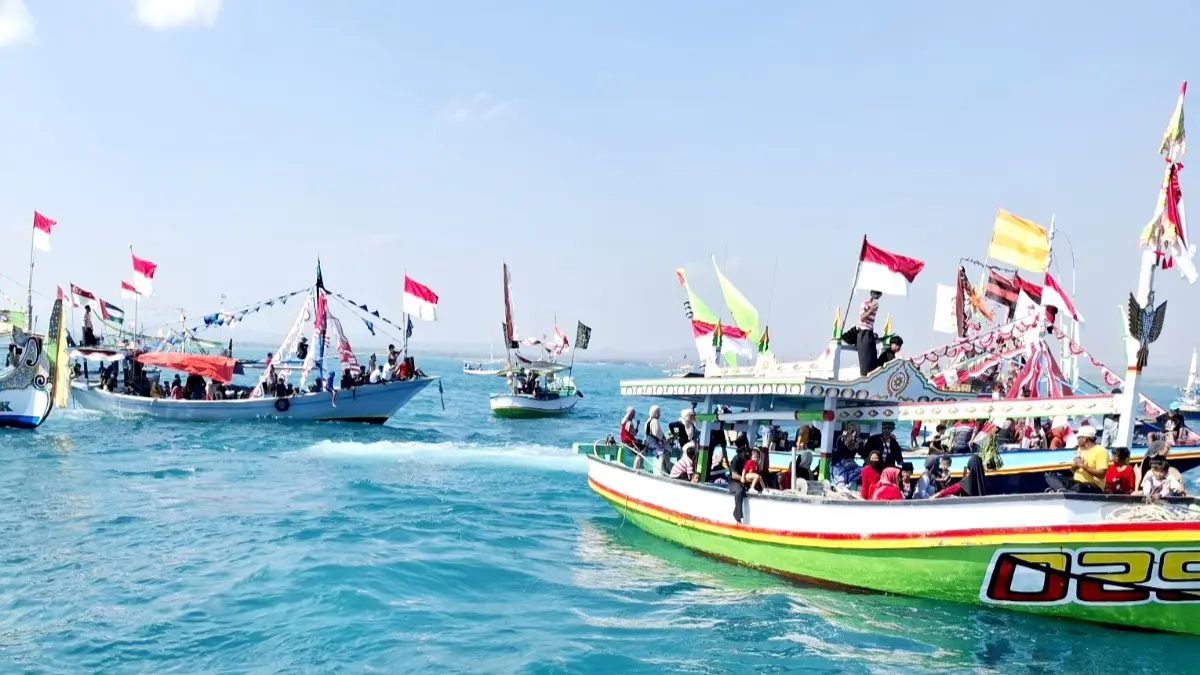 MERAWAT TRADISI: Nelayan bersama-sama melarung sesaji ke tengah laut saat perayaan rokat tase’ di Desa Banyusangka, Kecamatan Tanjungbumi, Bangkalan, Minggu (26/7). (BAGUS S DHARMAWAN UNTUK JPRM)