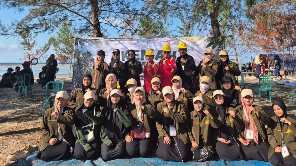 SEMANGAT: Mahasiswa yang terlibat dalam Kemah Lingkungan dalam rangka memperingat Hari Mangrove se-Dunia foto bersama di Pulau Pagerungan Besar, Kecamatan Sapeken, Sumenep, Minggu (26/7).