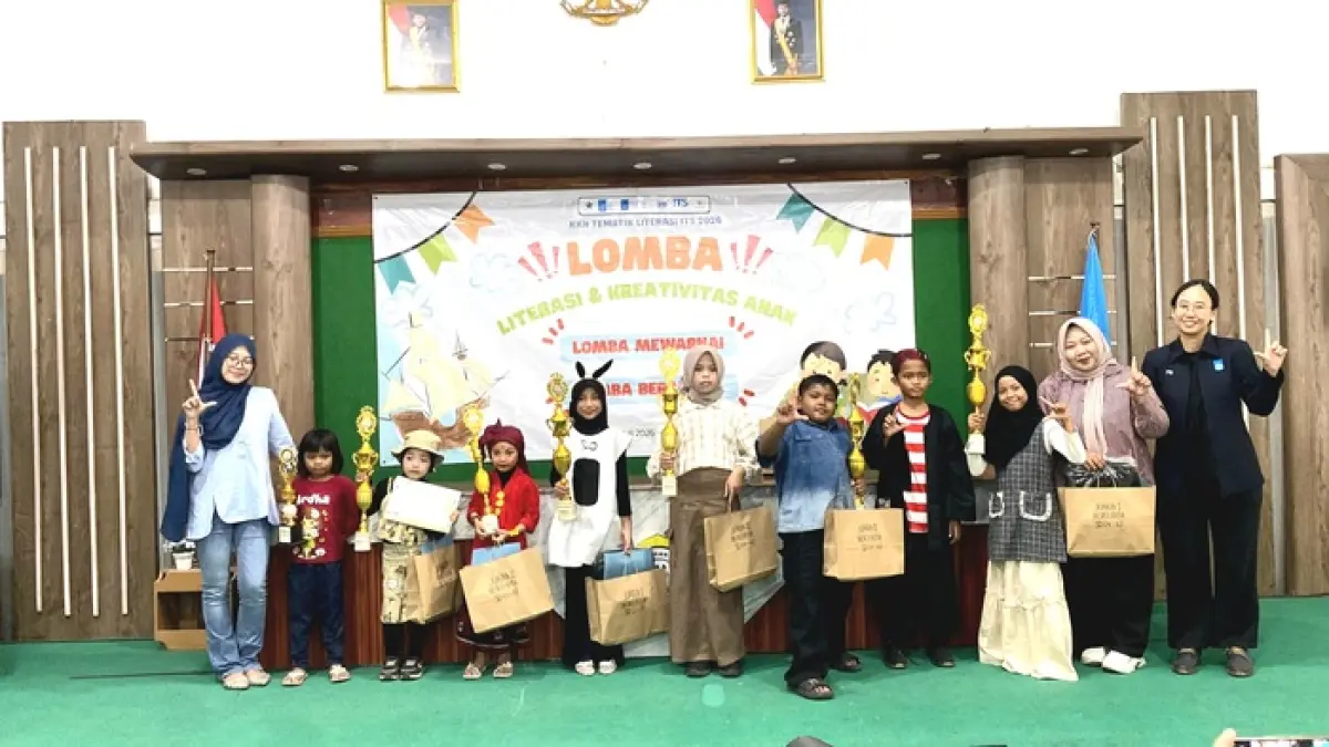 SEMANGAT: Tim KKN Tematik Literasi ITS berfoto bersama para juara Lomba Literasi dan Kreativitas Anak di Aula SMAN 1 Bangkalan, Minggu (26/7). (RAMA MAHESA RAJA UNTUK JPRM)