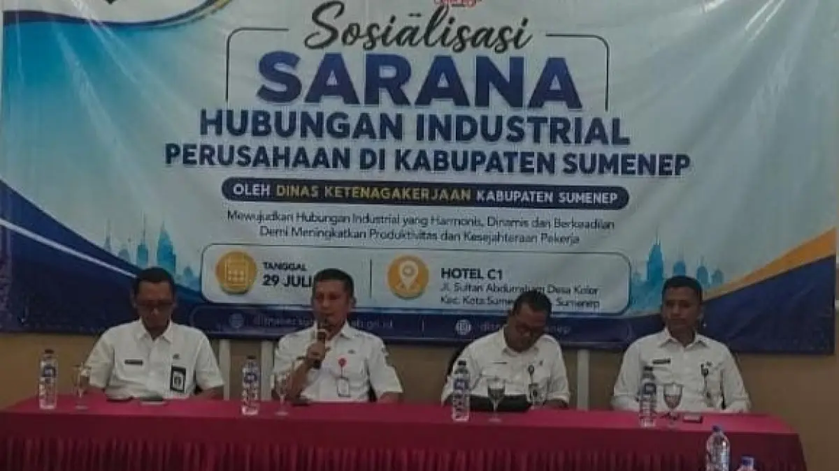 SUKSES: Kepala Disnaker Sumenep Mustangin (dia dari kiri) menyampaikan sambutan dalam sosialisasi Sarana Hubungan Industrial di Hotel C1, Rabu (29/7).