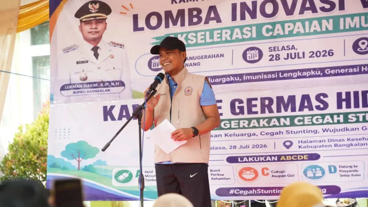 VISIONER: Bupati Bangkalan Lukman Hakim menyampaikan sambutan dalam acara kampanye gerakan cegah stunting di halaman kantor dinkes, Selasa (28/7).
