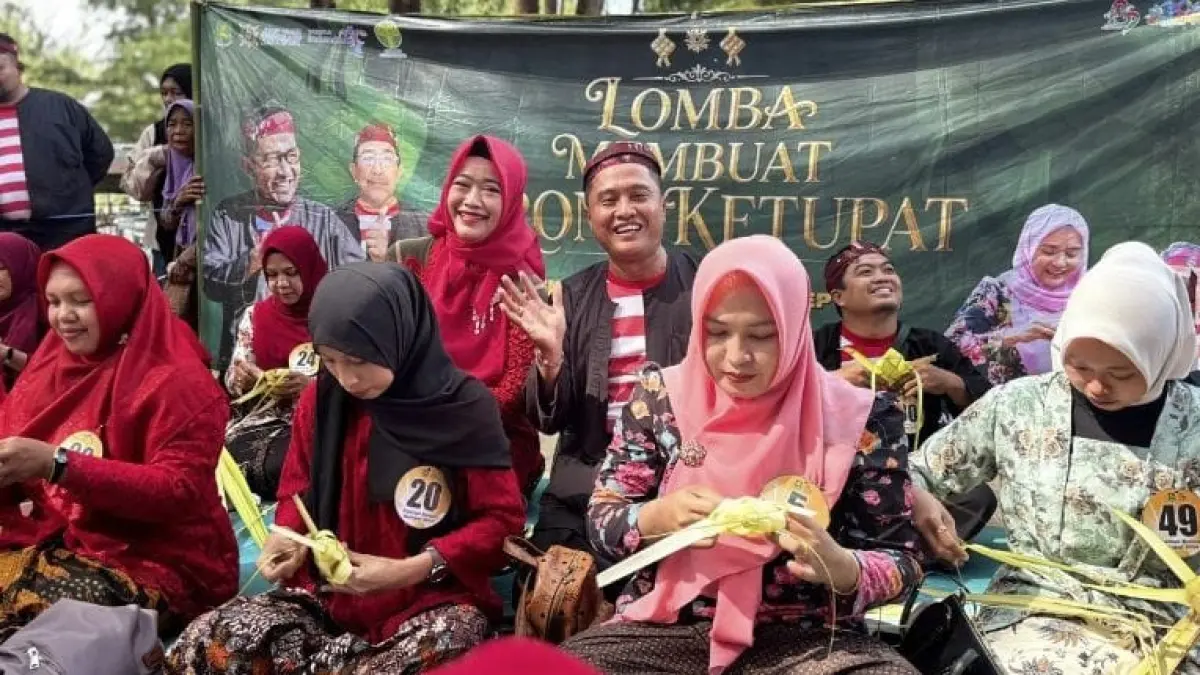 WISATA BUDAYA: Kepala Disbudporapar Sumenep, Faruk Hanafi dalam acara festival ketupat di Pantai Lombang Sumenep.