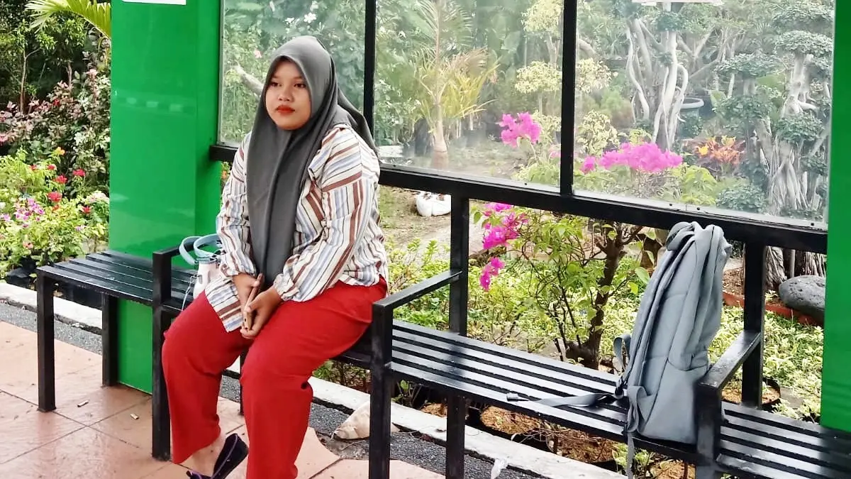 BERALIH KE TRANSPORTASI UMUM: Warga menunggu bus Trans Jatim di Halte Perumda kemarin.