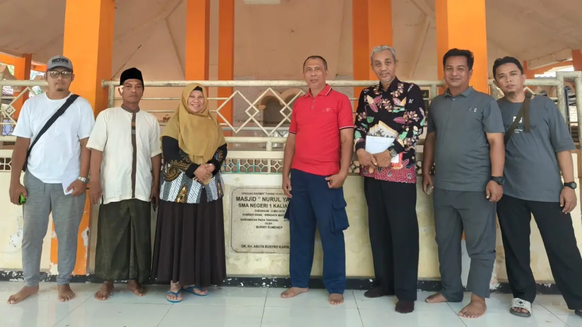 BERSINERGI: Kepala SMAN 1 Kalianget, Hj. Anik Rekno Winarni foto bersama para alumni di Mushola Nurul Yaqin pada Jumat (24/7).