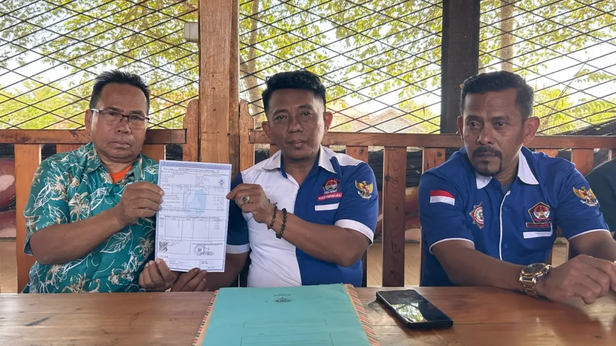 DIKEMBALIKAN: Ketua Forsa Hebat Nur Hasan dan Supardi menunjukkan SPPT PBB P2 yang sudah diubah BPPKAD, di Jalan Trunojoyo, Sampang, Rabu (29/7). (UBAIDILLAHIR RA’IE/JPRM)