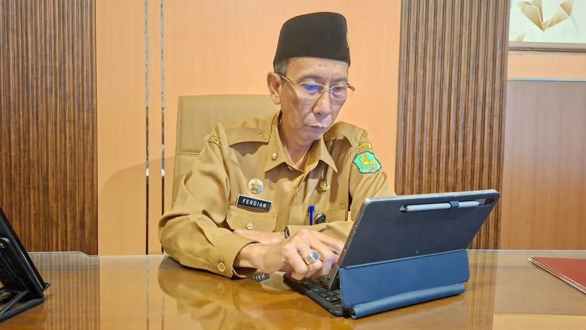 FOKUS: Kepala Bapenda Sumenep Ferdiansyah Tetrajaya saat ditemui di ruangsnnya.