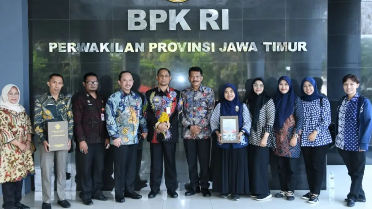 FOKUS: Kepala BKAD Sumenep, Didik Wahyudi (enam dari kanan) di BPK RI Perwakilan Provinsi Jatim.