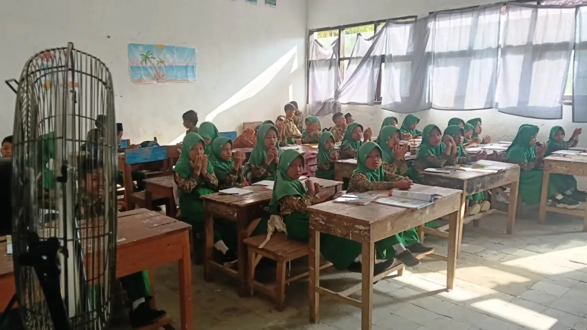GENERASI EMAS: Murid SDN Lerpak 2 Geger kembali beraktivitas di sekolahnya, Rabu (29/7).