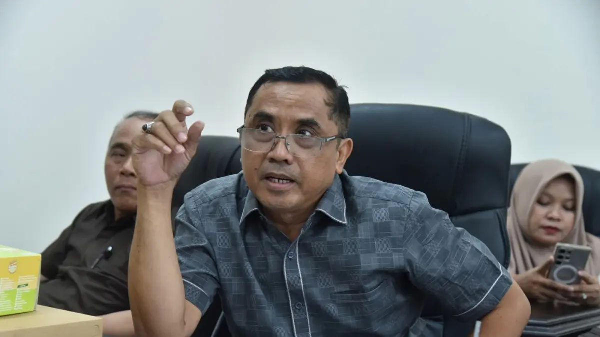 KHARISMATIK: Ketua DPD PAN Kabupaten Sumenep H. Faisal Muhlis saat ditemui di kantornya.