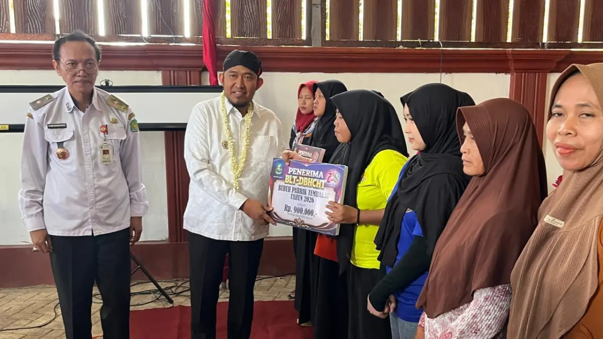 KOMPAK: Bupati Sumenep Achmad Fauzi Wongsojudo (tengah) bersama Kepala Dinsos P3A Sumenep Abd Rahman Riadi dan  bersama buruh pabrik dan buruh tani tembakau saat penyaluran BLT DBHCHT di PR. Bumitama Blambangan Kecamatan Lenteng, Rabu (29/7).&nbsp;