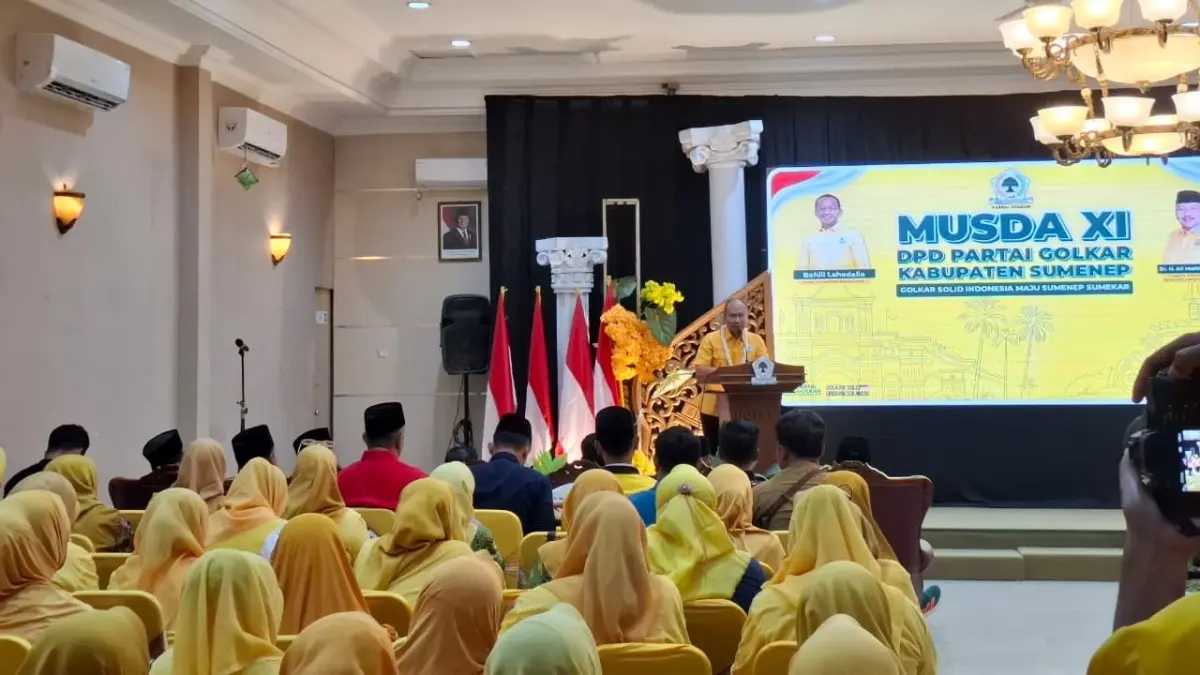 KONSOLIDASI: Plt Ketua DPD Golkar Sumenep Eko Wahyudi saat memberikan sambutan dalam acara Musda XI di Hotel C1 Sumenep, kemarin.&nbsp;
