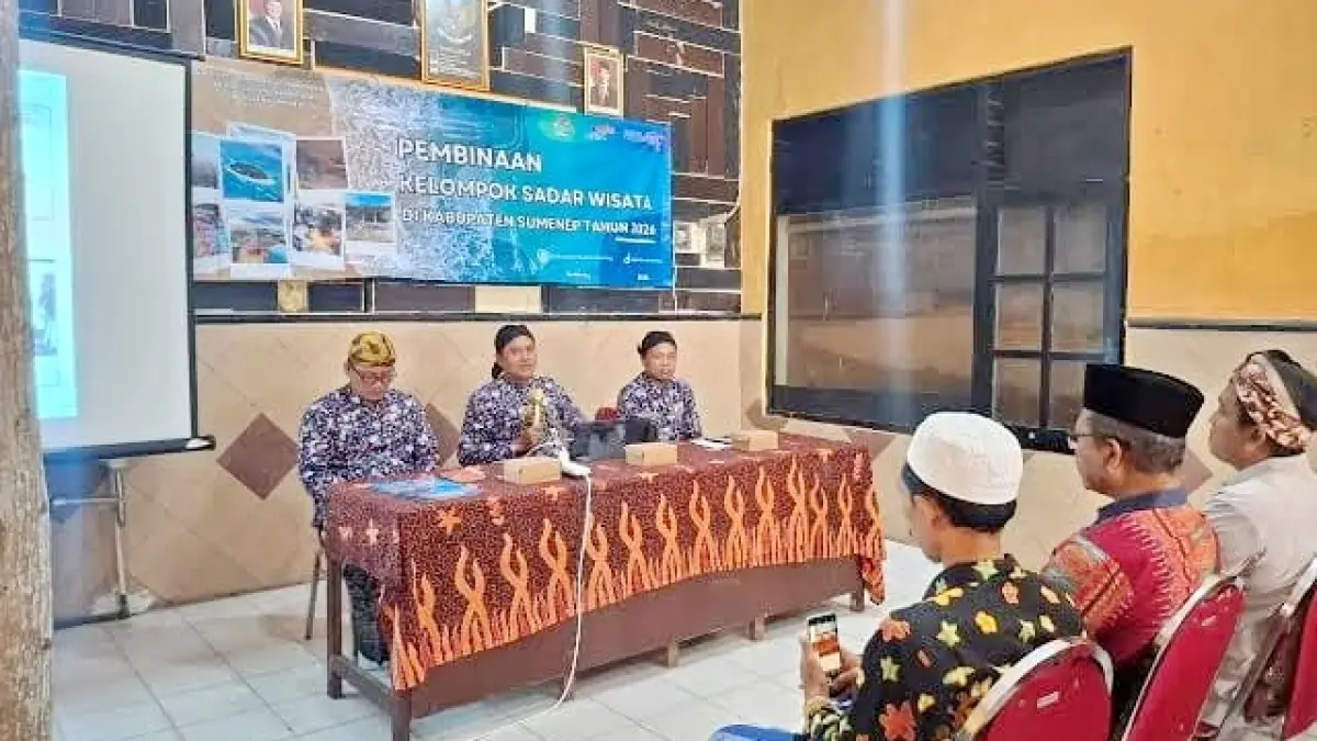 PARIWISATA: Kepala Disbudporapar Sumenep, Faruk Hanafi saat memberikan pembinaan pada kelompok sadar wisata.
