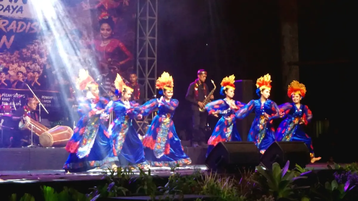 RANCAK: Tarian ghellàng soko ditampilkan dalam Festival Seni Tradisi Bangkalan 2026 di depan Pendopo Agung Bangkalan pada Jumat (24/7) malam. (VIVIN AGUSTIN HARTONO/JPRM)