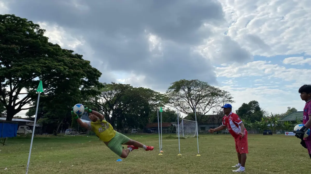 SEMANGAT: Pemain Persepam mengikuti latihan di Lapangan Sepak Bola Sedangdang, Rabu (29/7).